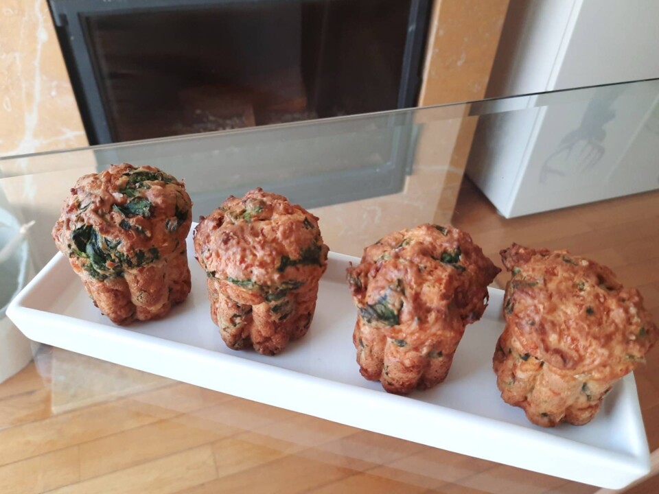 Muffins salgados de espinafres, queijo e bacon