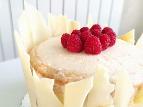 Bolo de limão com recheio de framboesas