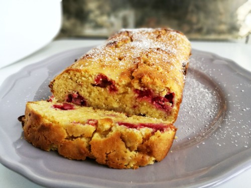 Bolo de chocolate branco e framboesas