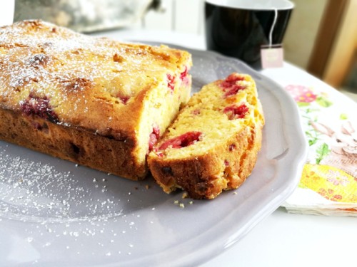Bolo de chocolate branco e framboesas