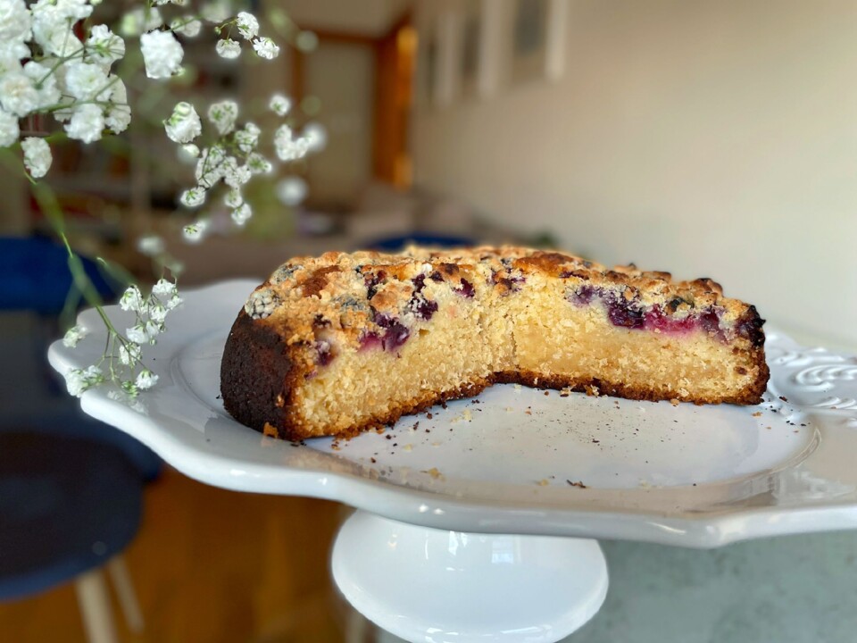 Bolo de côco, iogurte, frutos vermelhos e crumble